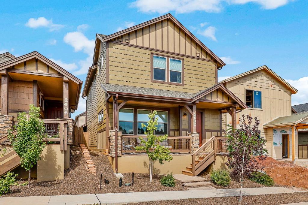 a house with a porch and a balcony at Wheeler Place in Flagstaff