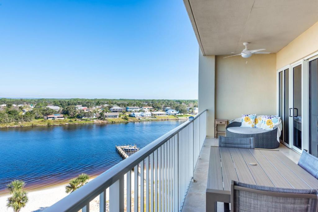 een balkon met uitzicht op het water bij Sailmakers Place 703 in Perdido Key