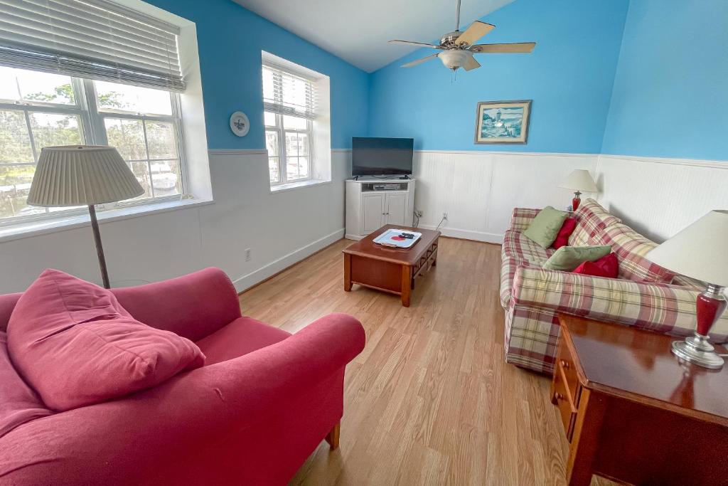 - un salon avec un canapé et une table dans l'établissement Holiday Harbour Marina Apartment, à Perdido Key