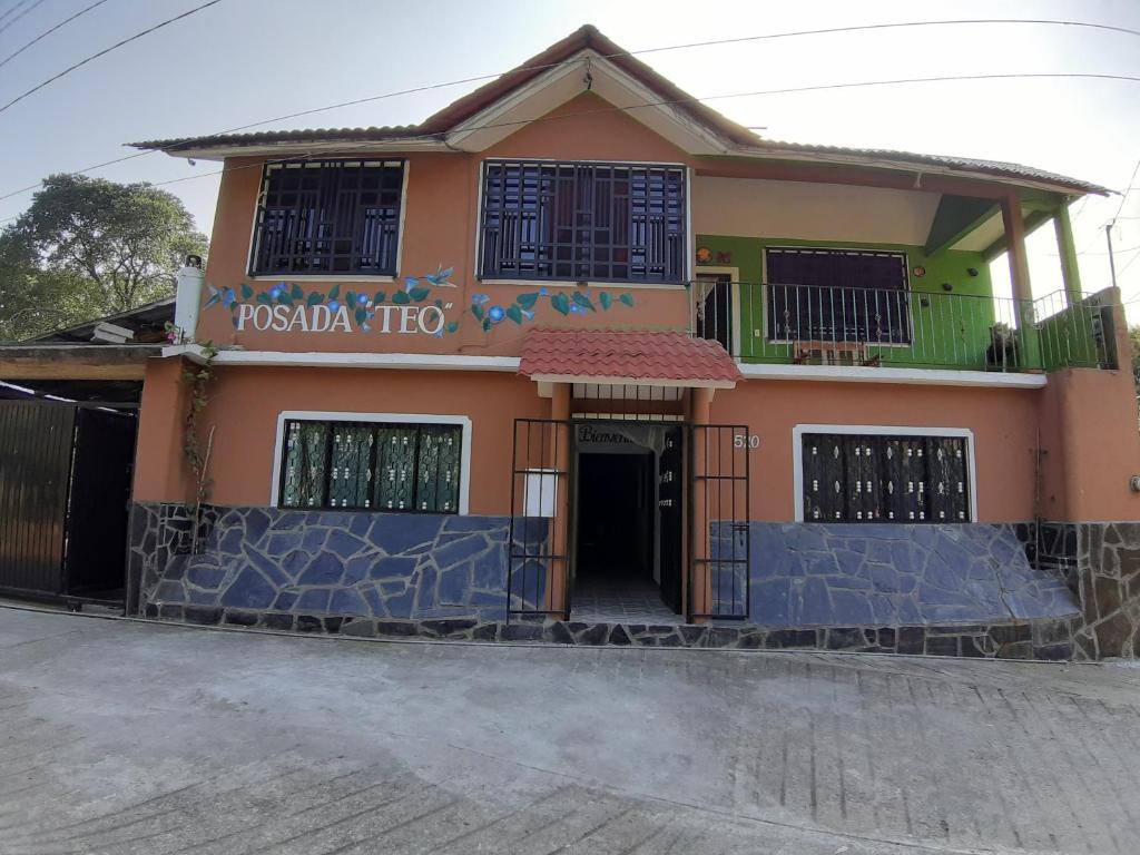 ein Haus mit einem Wandbild an der Vorderseite in der Unterkunft Posada TEO in Xilitla