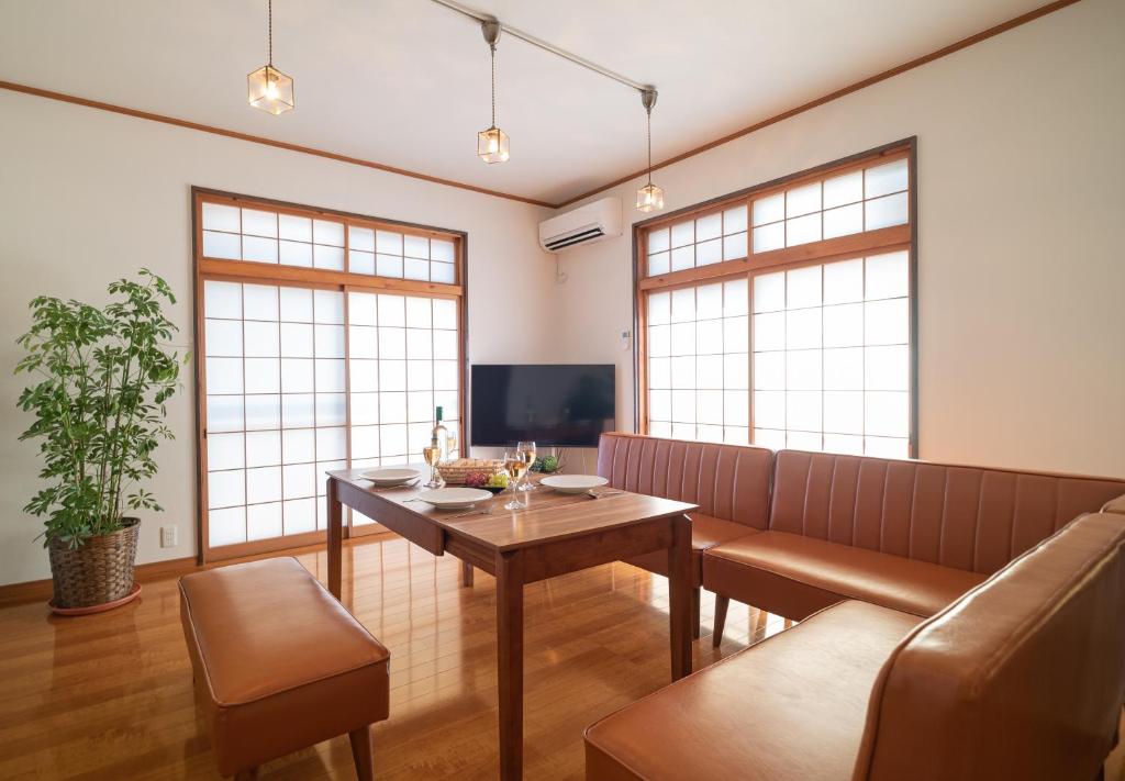 由布市にあるiORi Yufuin ーVacation House With Private Hot Springのリビングルーム(テーブル、ソファ付)