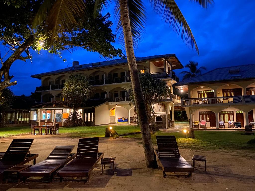 Gallery image of Sri Gemunu Beach Resort in Unawatuna