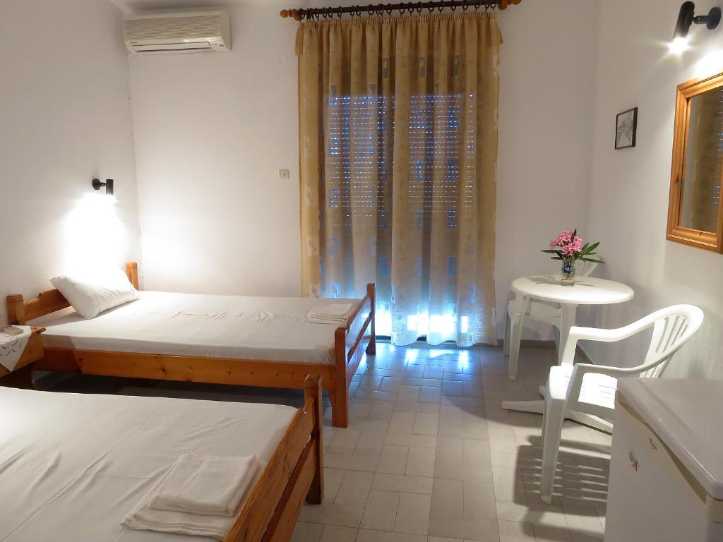 Postel nebo postele na pokoji v ubytování Thanasis Matsas Rooms
