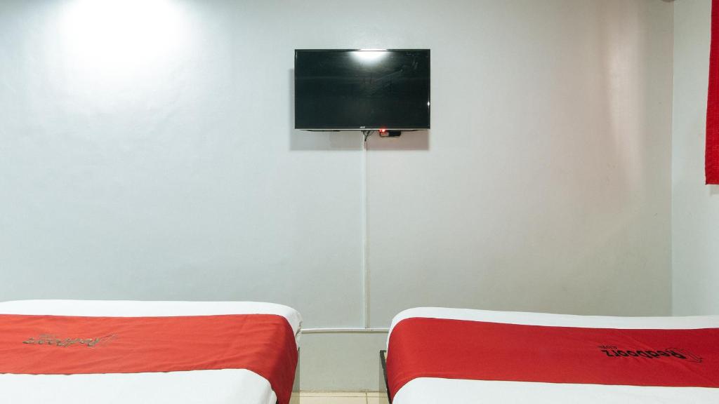 TV a/nebo společenská místnost v ubytování RedDoorz @ Good 101 Quiricada Manila