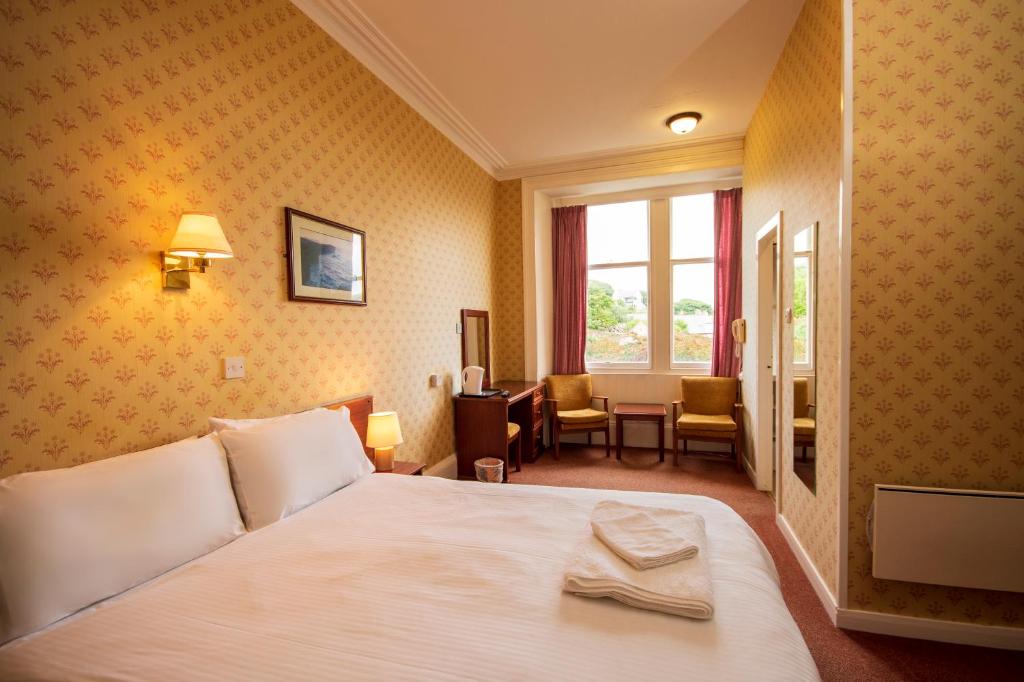 Ліжко або ліжка в номері The Stromness Hotel