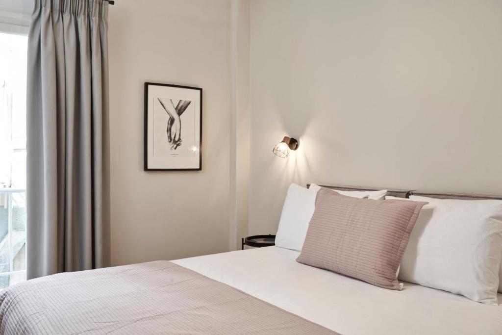 Postel nebo postele na pokoji v ubytování Ilisia Park Contemporary 2BD Condo