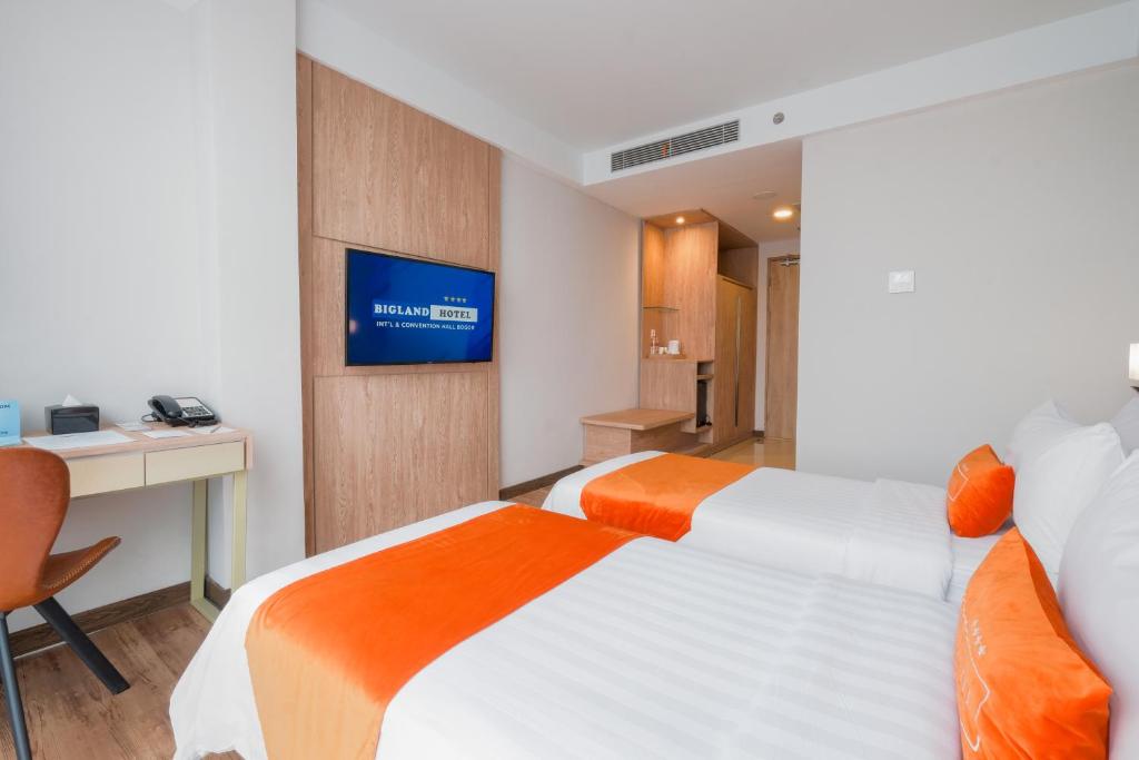 Postel nebo postele na pokoji v ubytování Bigland Bogor Hotel Powered by Archipelago