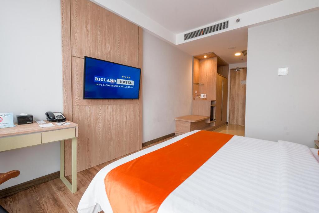 TV a/nebo společenská místnost v ubytování Bigland Bogor Hotel Powered by Archipelago