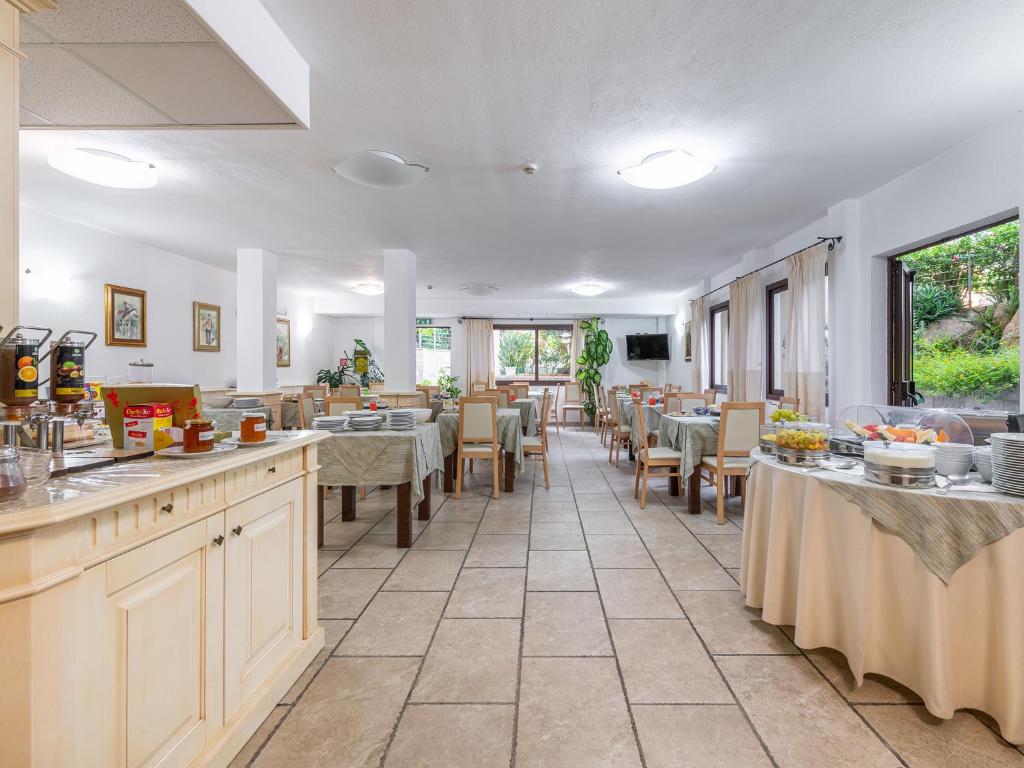 Restoran või mõni muu söögikoht majutusasutuses Hotel RaffaEl