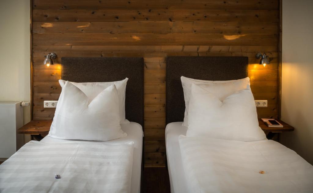 Postel nebo postele na pokoji v ubytování BODETALER BASECAMP LODGE - Bergsport- und Naturerlebnishotel