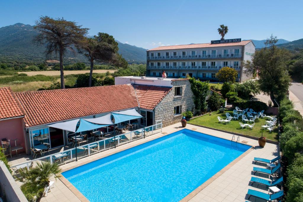 Bazén v ubytování Hotel Arcu Di Sole nebo v jeho okolí