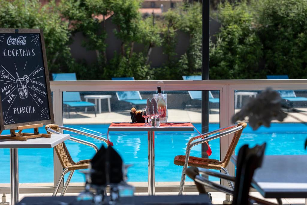 Bazén v ubytování Hotel Arcu Di Sole nebo v jeho okolí