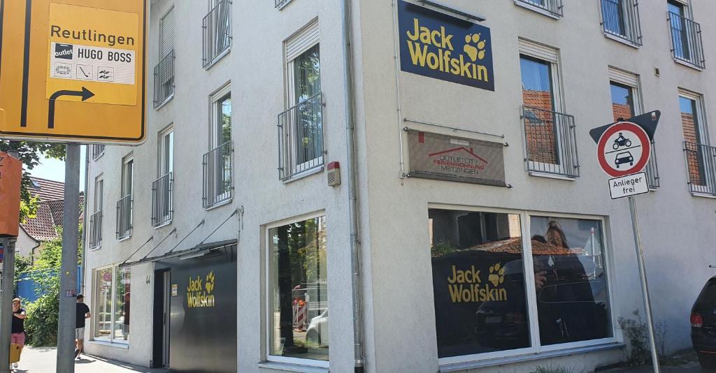 a building on a city street with a store at Outletcity Ferienwohnung Wohnung 1 in Metzingen