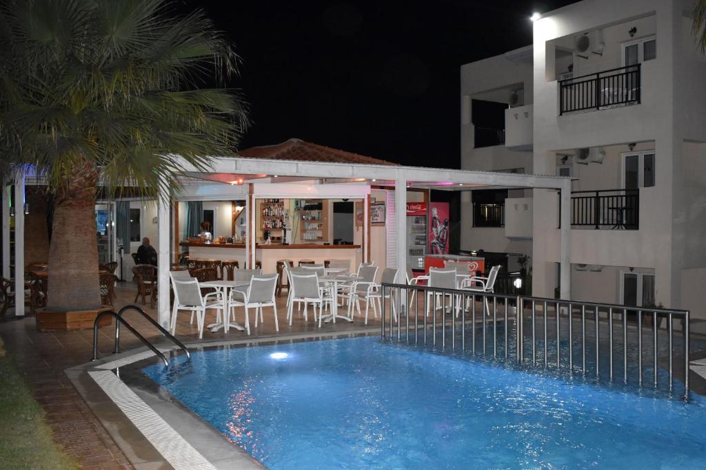 Bazén v ubytování Sunshine Studios & Apartments nebo v jeho okolí