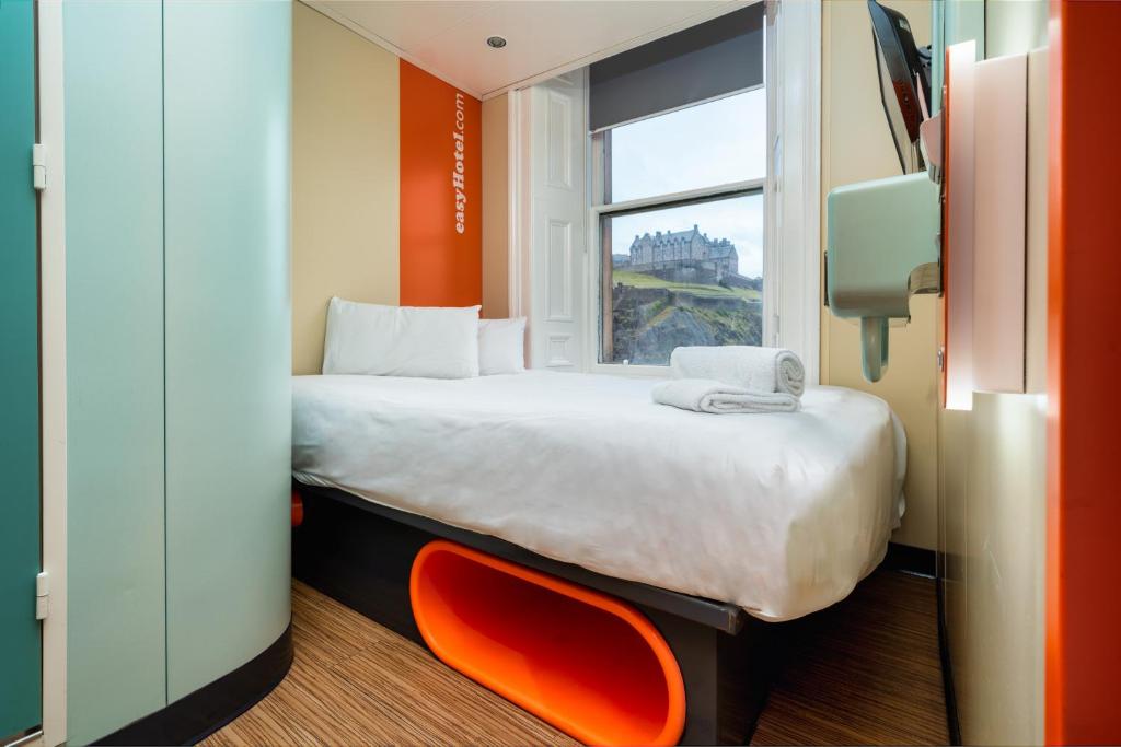 Cama o camas de una habitación en easyHotel Edinburgh