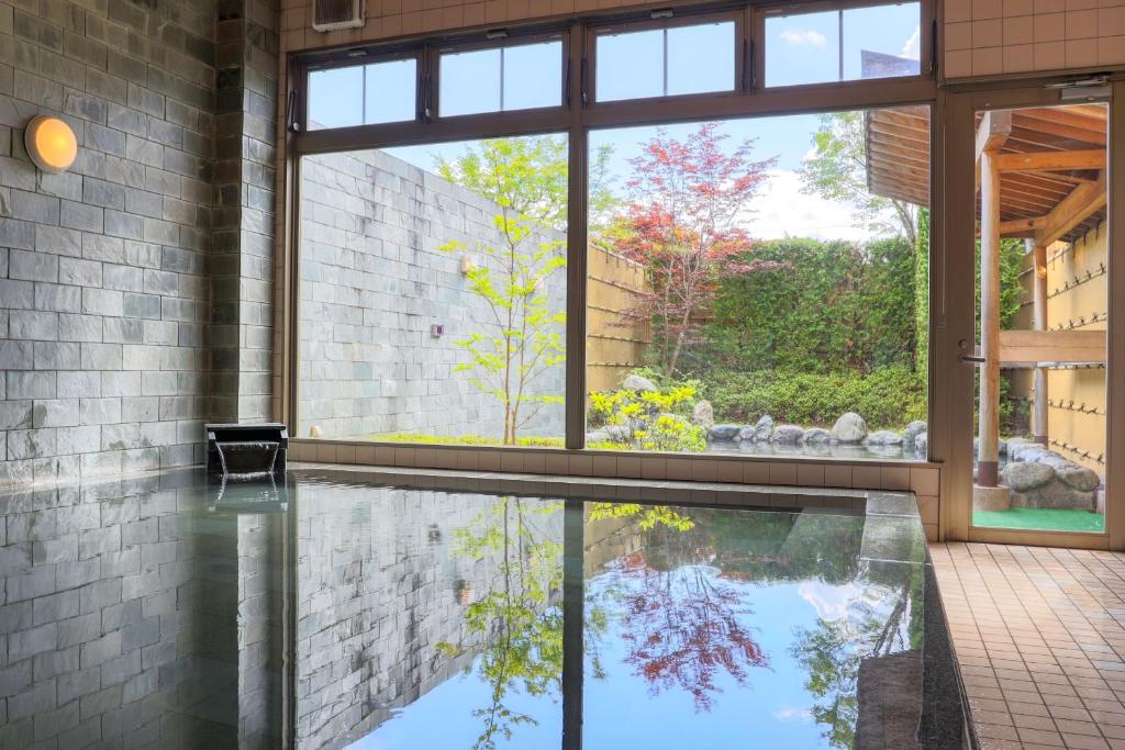 Bazén v ubytování Fuji Matsuzono Hotel nebo v jeho okolí
