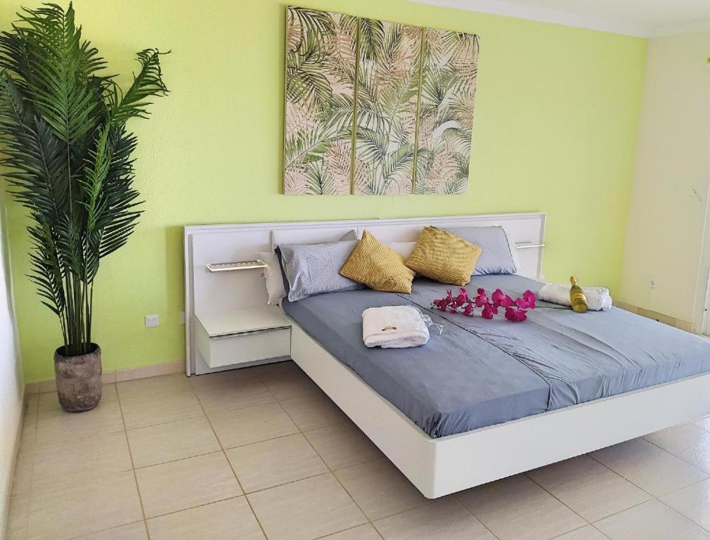Llit o llits en una habitació de Villa Carioca - with private pool, marvelous garden and amazing ocean view