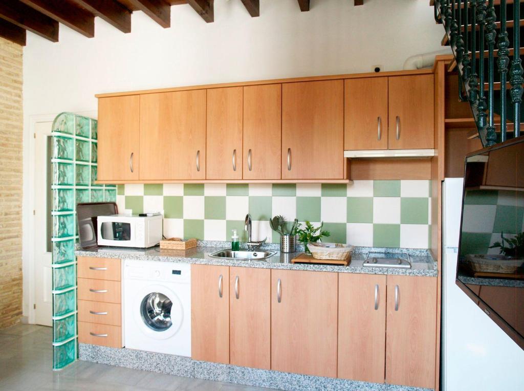 Kuchnia lub aneks kuchenny w obiekcie Trianabridgeviews Ático con vistas al puente de Triana calle Castilla 38