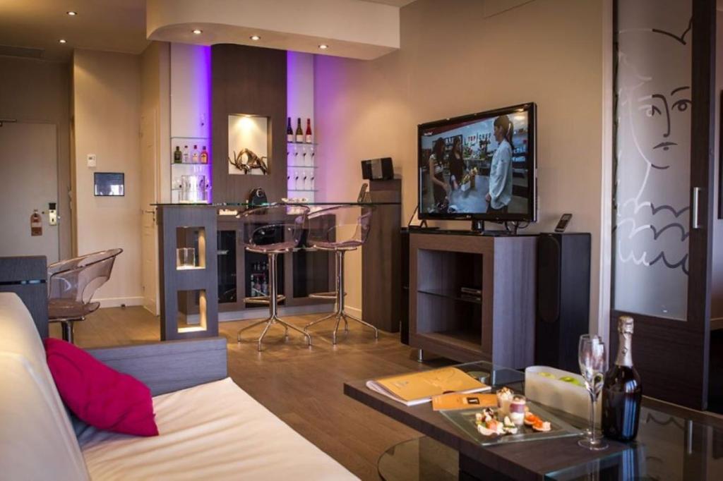 TV a/nebo společenská místnost v ubytování Hôtel & Spa Vatel