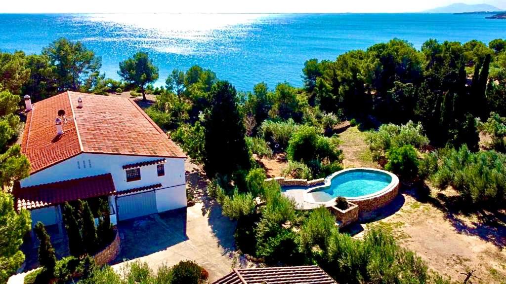 una vista aérea de una casa con piscina en LaCasadelMarAmetlla, en L'Ametlla de Mar