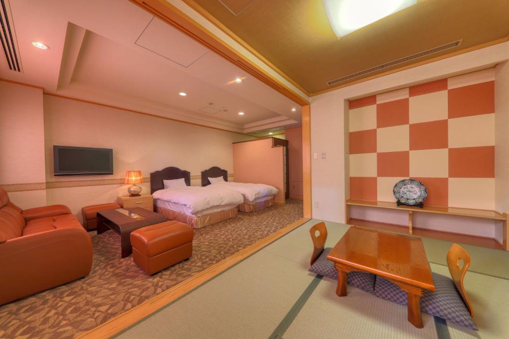 Postel nebo postele na pokoji v ubytování Fuji Matsuzono Hotel