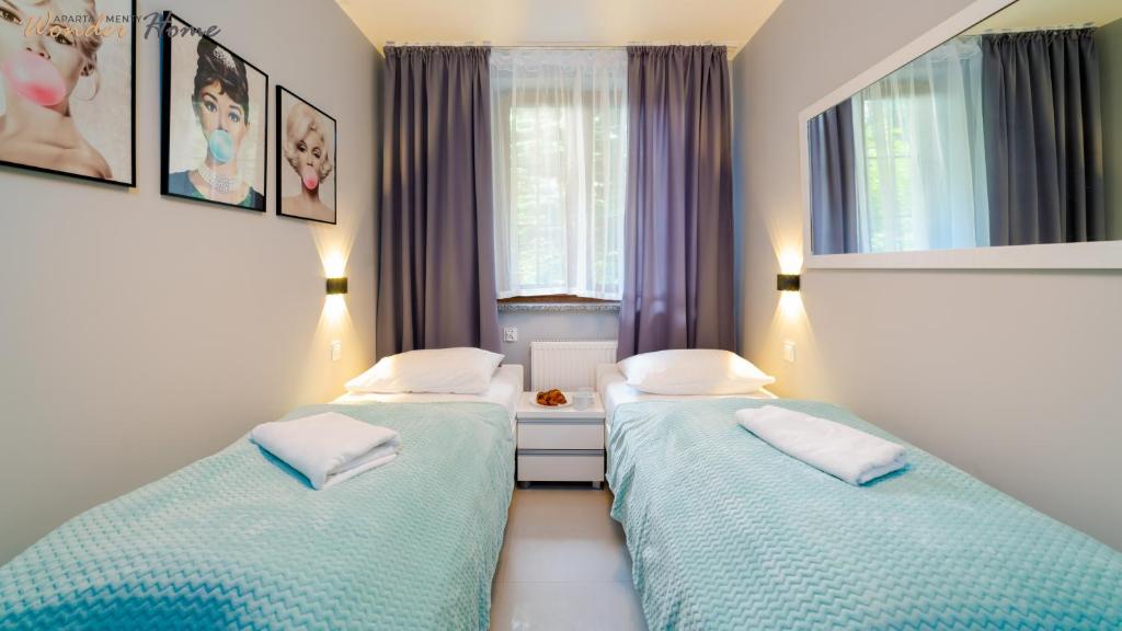 Posteľ alebo postele v izbe v ubytovaní Wonder Home - Apartamenty położone blisko deptaka, licznych restauracji i sklepów