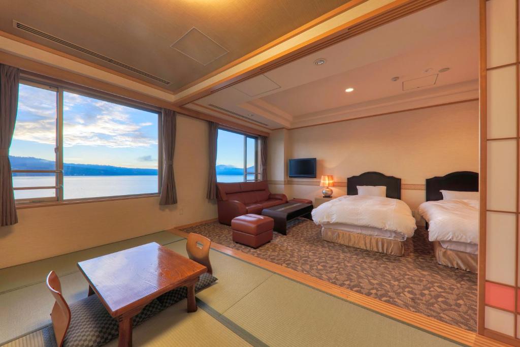 Postel nebo postele na pokoji v ubytování Fuji Matsuzono Hotel