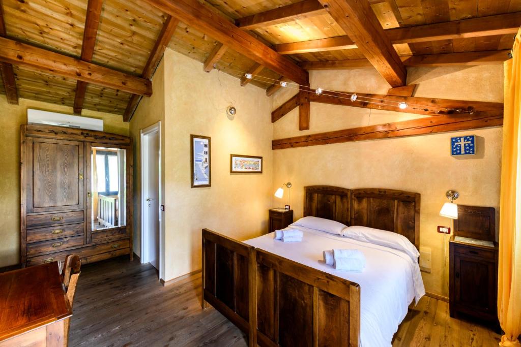 A bed or beds in a room at Cantina Anzivino - Affittacamere
