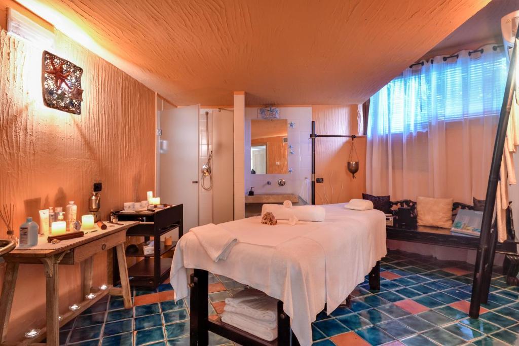 Łóżko lub łóżka w pokoju w obiekcie Hotel Resort & Spa Baia Caddinas