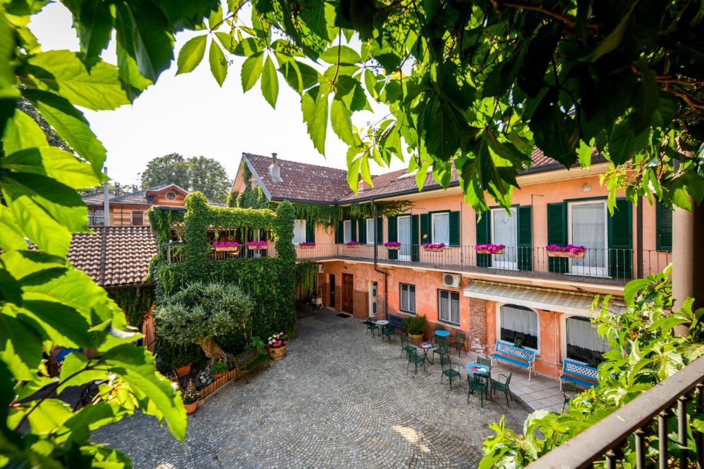 A garden outside Cantina Anzivino - Affittacamere