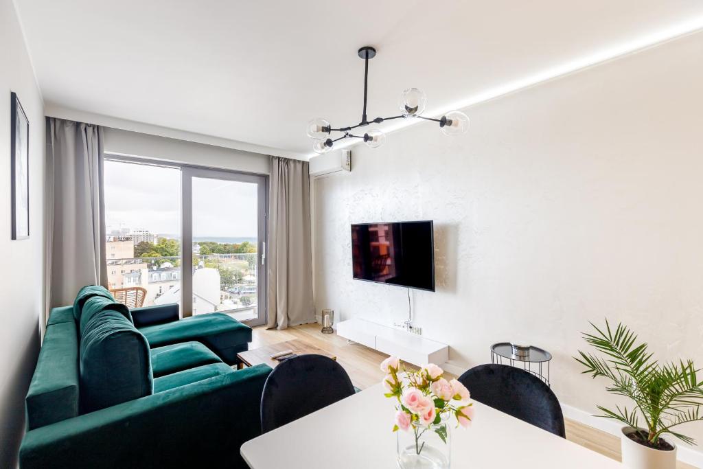 Televízia a/alebo spoločenská miestnosť v ubytovaní Balticus Apartamenty Deluxe Promenada Gwiazd 14