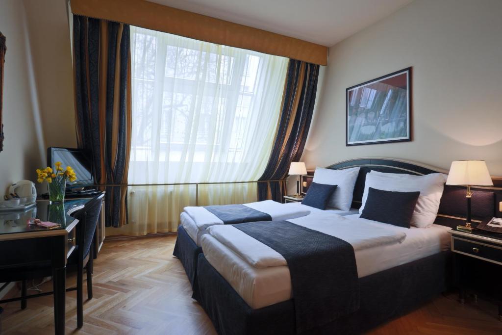 Postel nebo postele na pokoji v ubytování Elysee Hotel