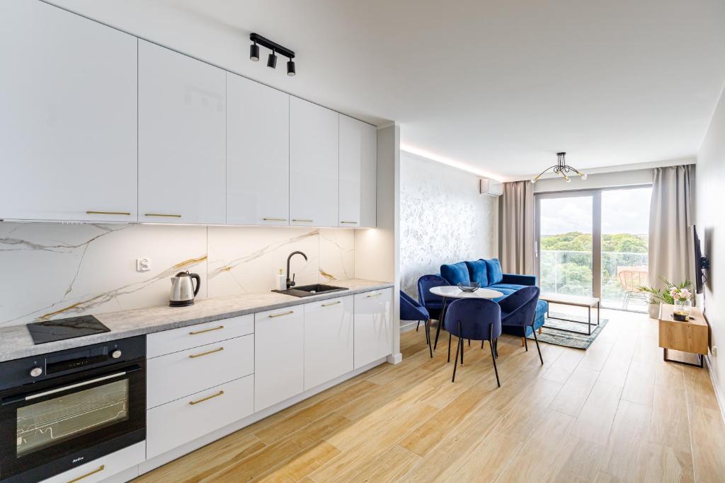 Kuchyňa alebo kuchynka v ubytovaní Balticus Apartamenty Deluxe Promenada Gwiazd 14