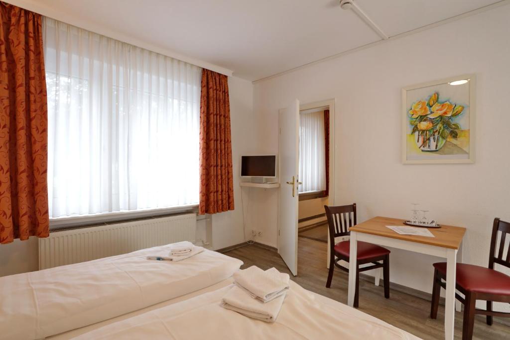 Postel nebo postele na pokoji v ubytování Hotel am Park