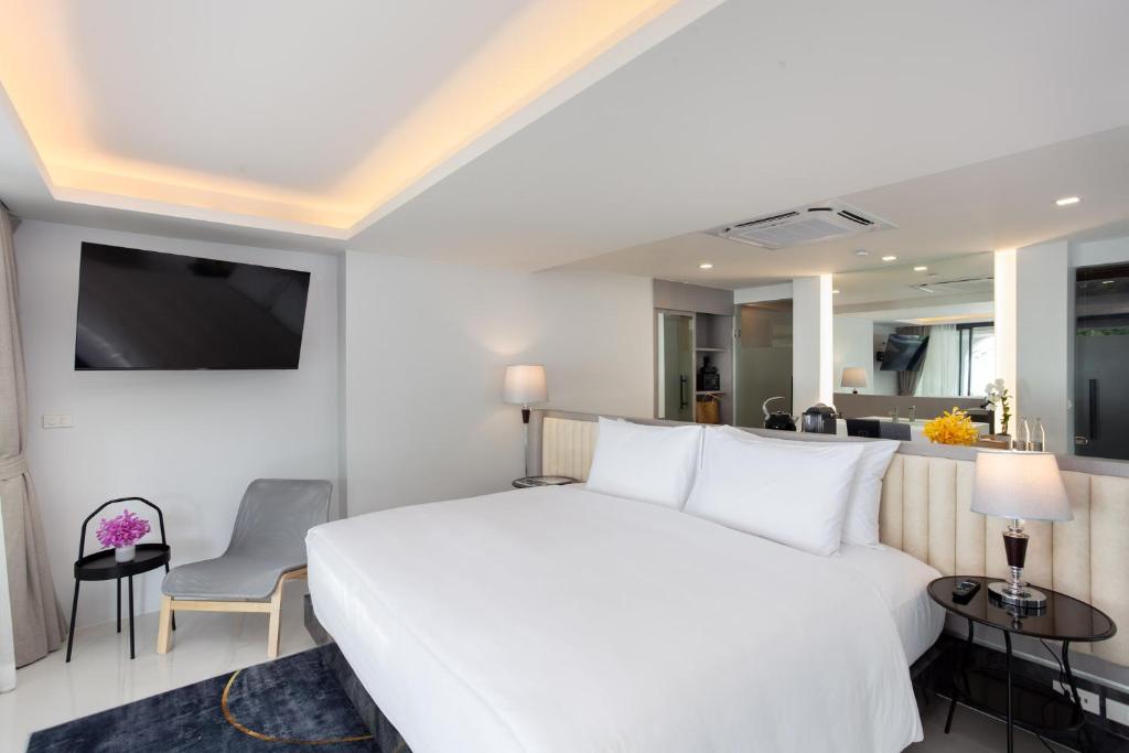 TV a/nebo společenská místnost v ubytování Anona Beachfront Phuket Resort-SHA EXTRA PLUS
