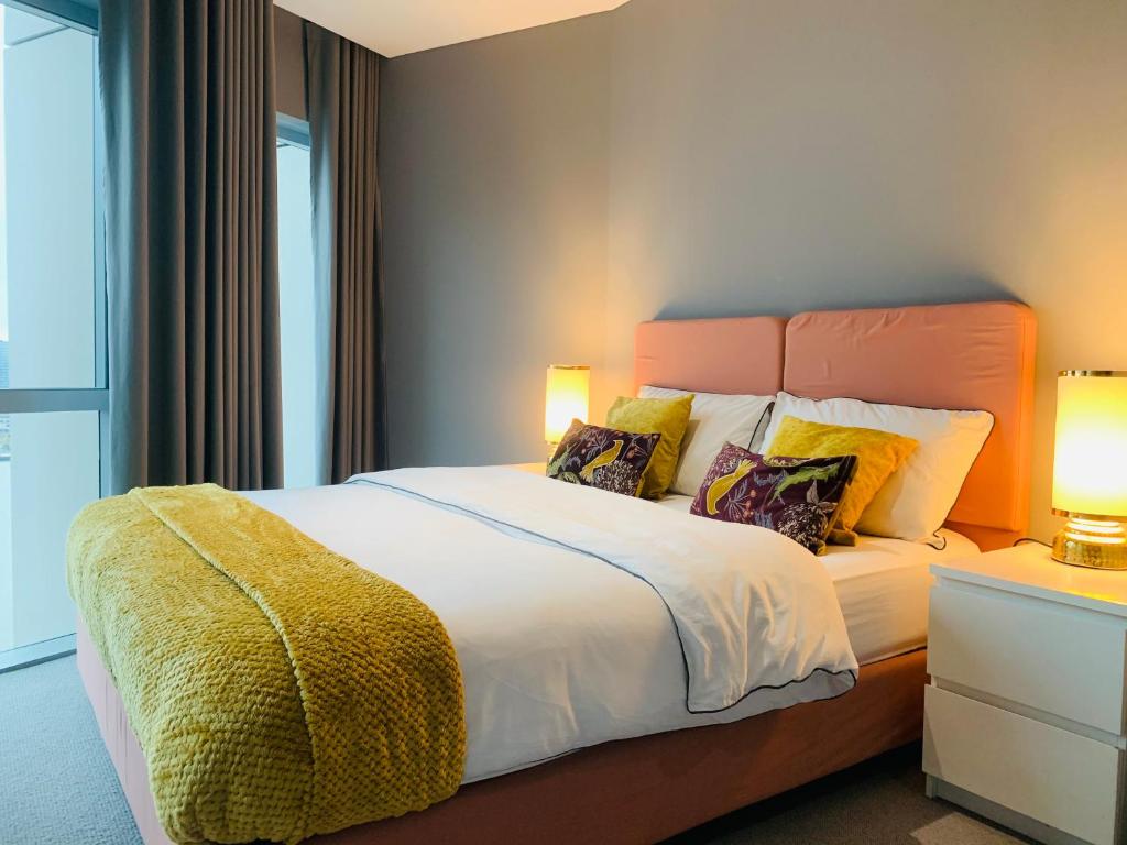 倫敦的住宿－Luxury Double Bed in Greenwhich Peninsula.，卧室配有一张带白色床单和枕头的大床。