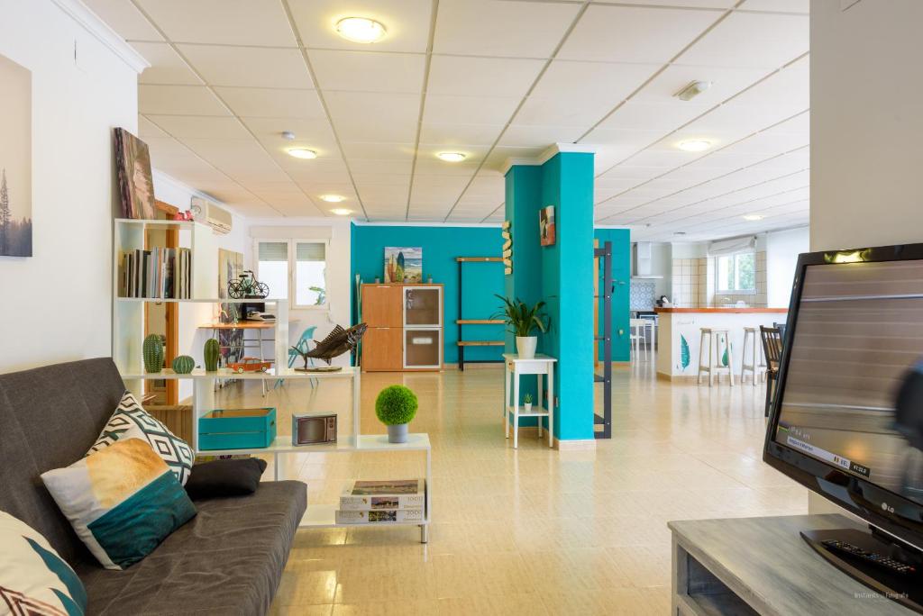 a living room with a couch and a tv at Casa Bonaire in Jávea