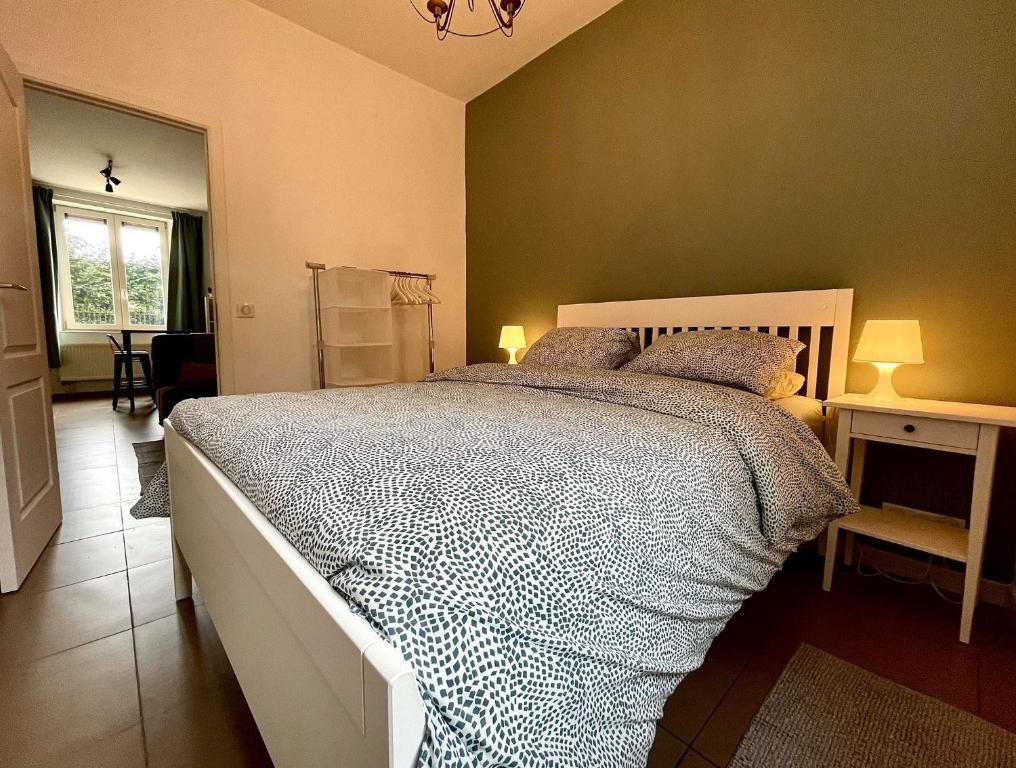 um quarto com uma cama grande num quarto em L'appartement d'houyet - Esc'Appart em Houyet