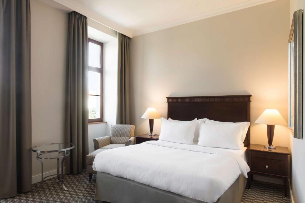 Posteľ alebo postele v izbe v ubytovaní Radisson Blu Carlton Hotel, Bratislava