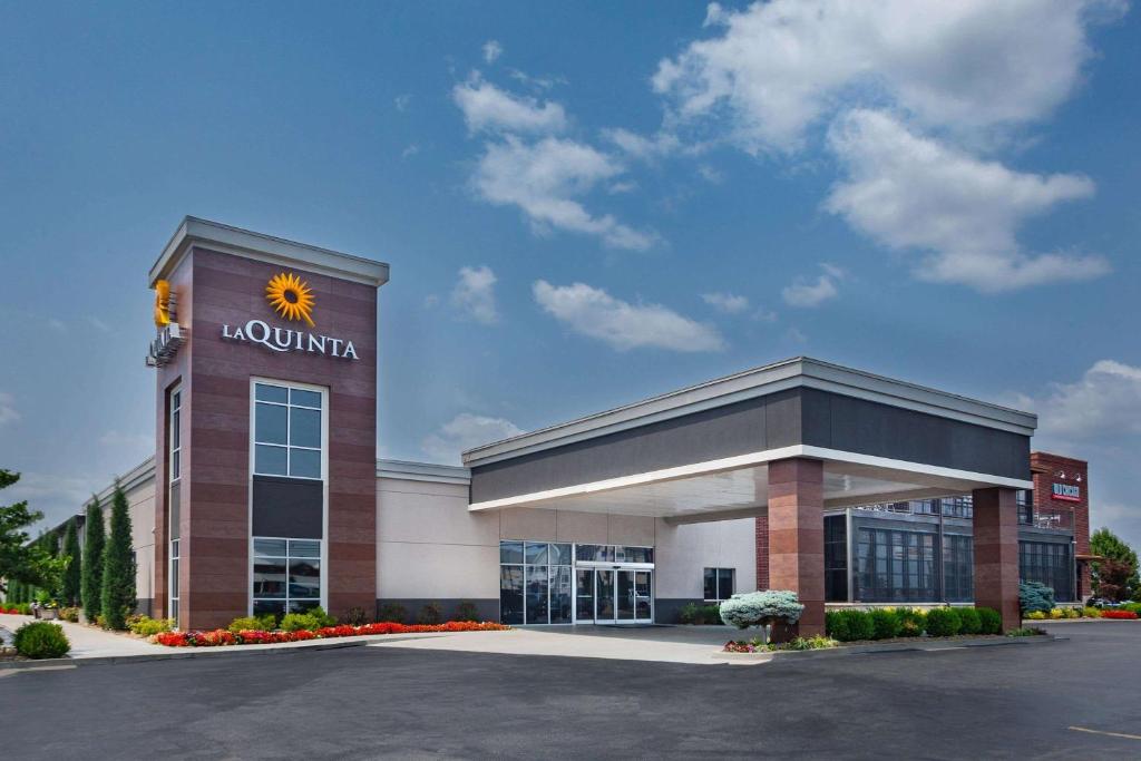 a building with a sun sign on top of it at La Quinta by Wyndham Joplin in Joplin