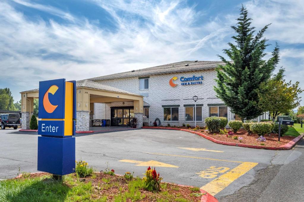 un signe d’entité devant un bâtiment dans l'établissement Comfort Inn & Suites Kelso - Longview, à Kelso
