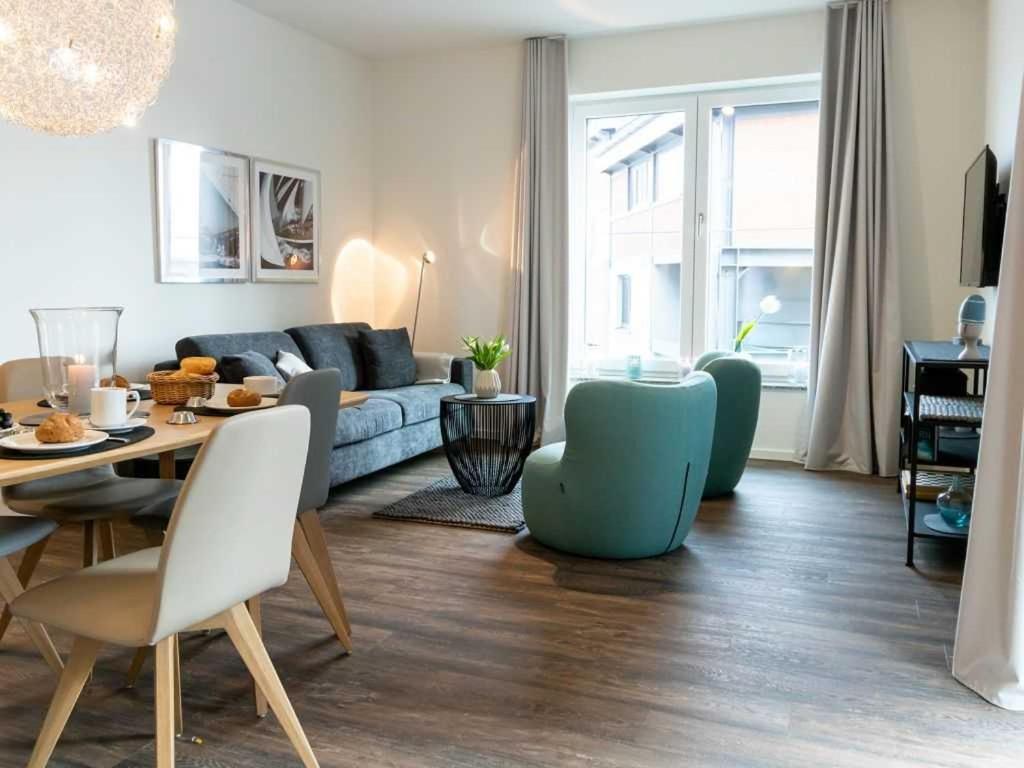 ein Wohnzimmer mit einem Sofa und einem Tisch in der Unterkunft Hafenspitze App 22 in Wismar