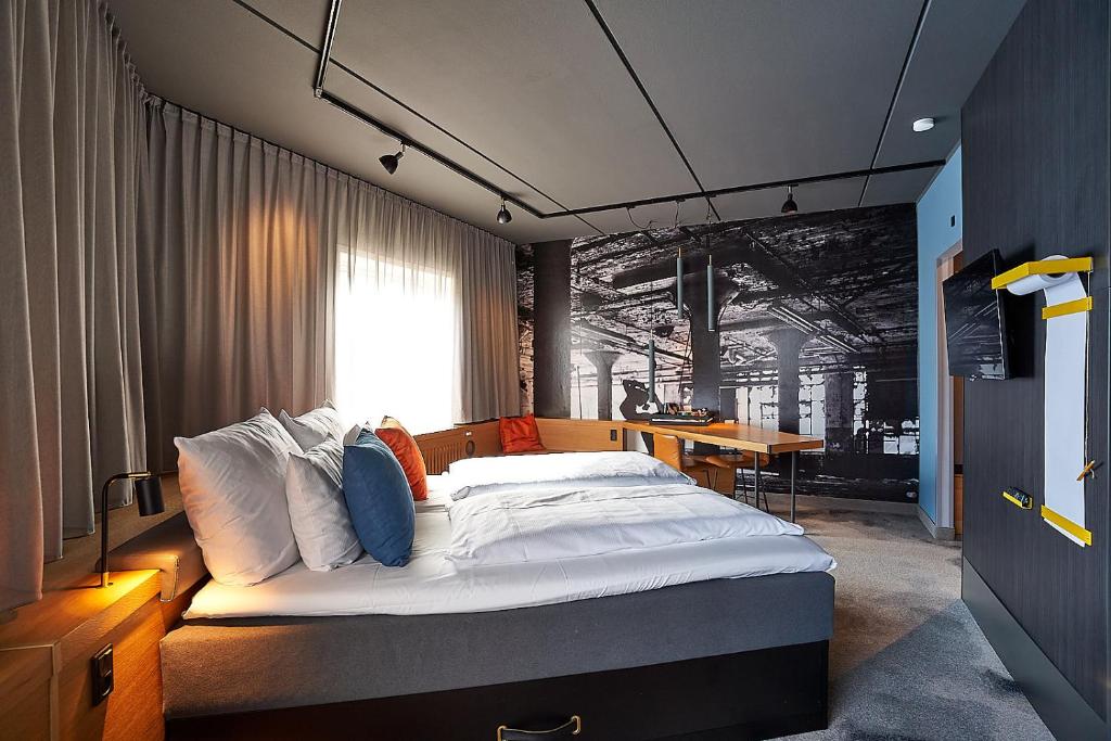 um quarto com uma cama grande e uma secretária em Thon Partner Hotel Høje Taastrup em Tåstrup