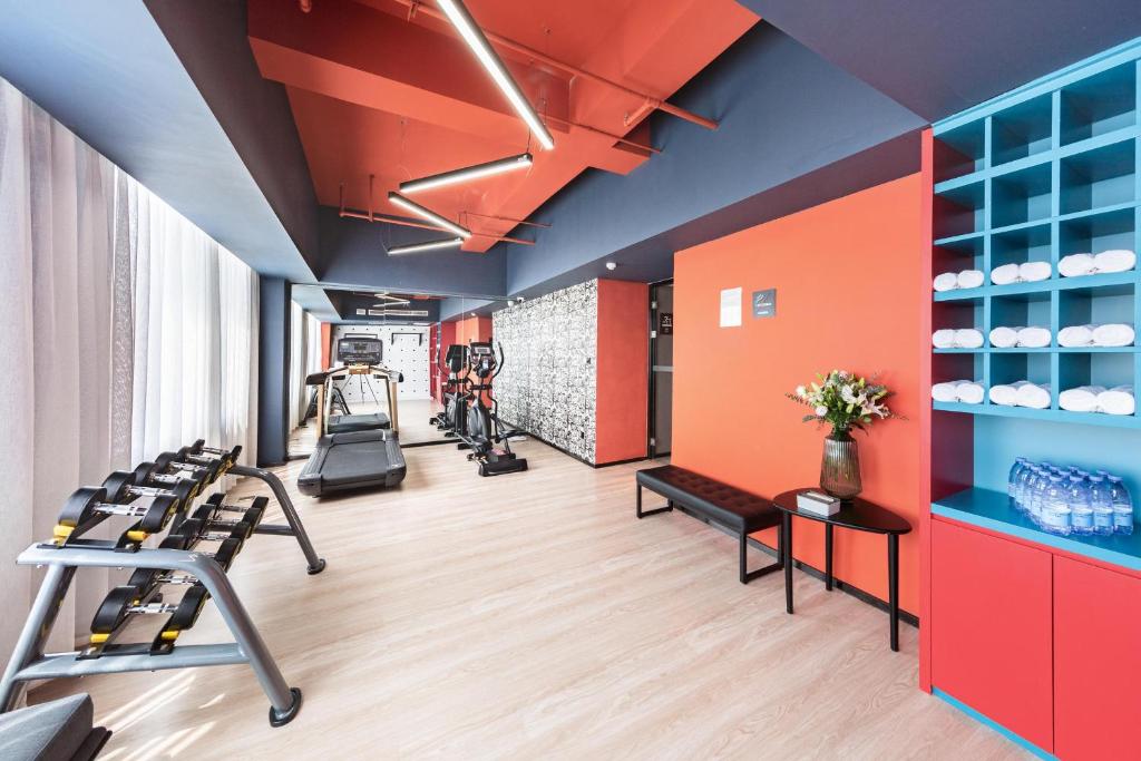 a gym with treadmills and machines in a room at Atour Hotel Jining Lingxiu City Plaza in Jining