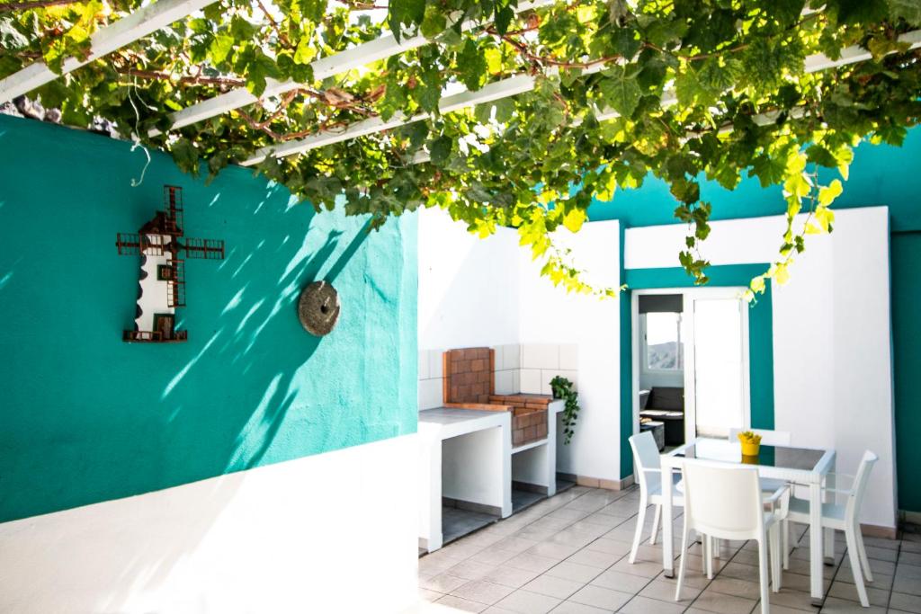een keuken en eetkamer met een blauwe muur bij Casa Salazar in Fuencaliente de la Palma