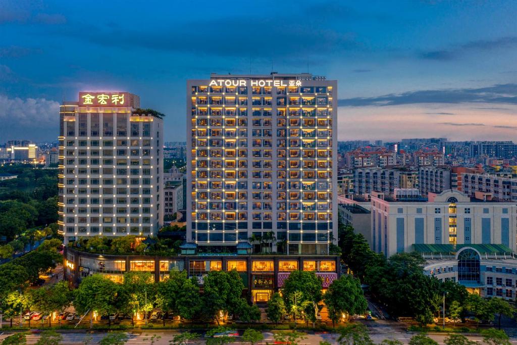 wysoki budynek z hotelem Aania na górze w obiekcie Atour Hotel Guangzhou Huadu Financial Center w mieście Huadu