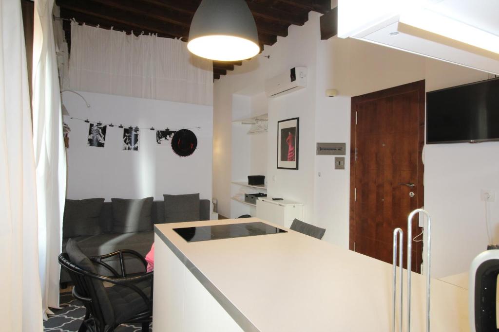kuchnia i salon z białym blatem w obiekcie Del Parque Flats Alvarez Suite w Maladze