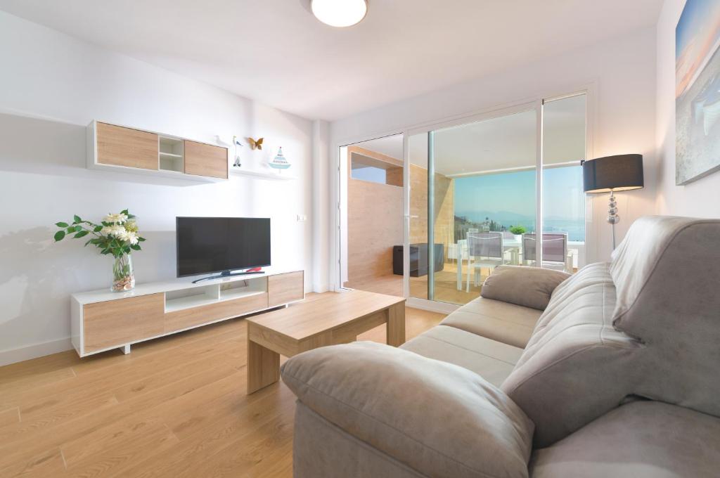 Televízia a/alebo spoločenská miestnosť v ubytovaní Olée Torrox Costa Holiday Rentals by Fuerte Group