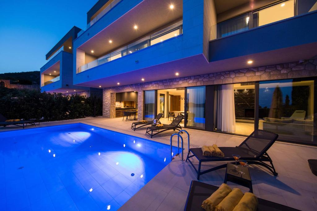 uma casa com uma piscina em frente em Luxury Villa Helios 5* em Dubrovnik
