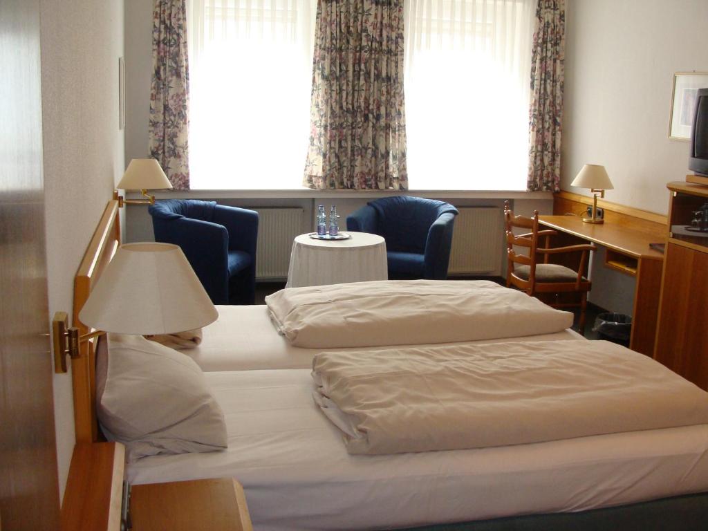 Postel nebo postele na pokoji v ubytování Hotel Holländer Hof